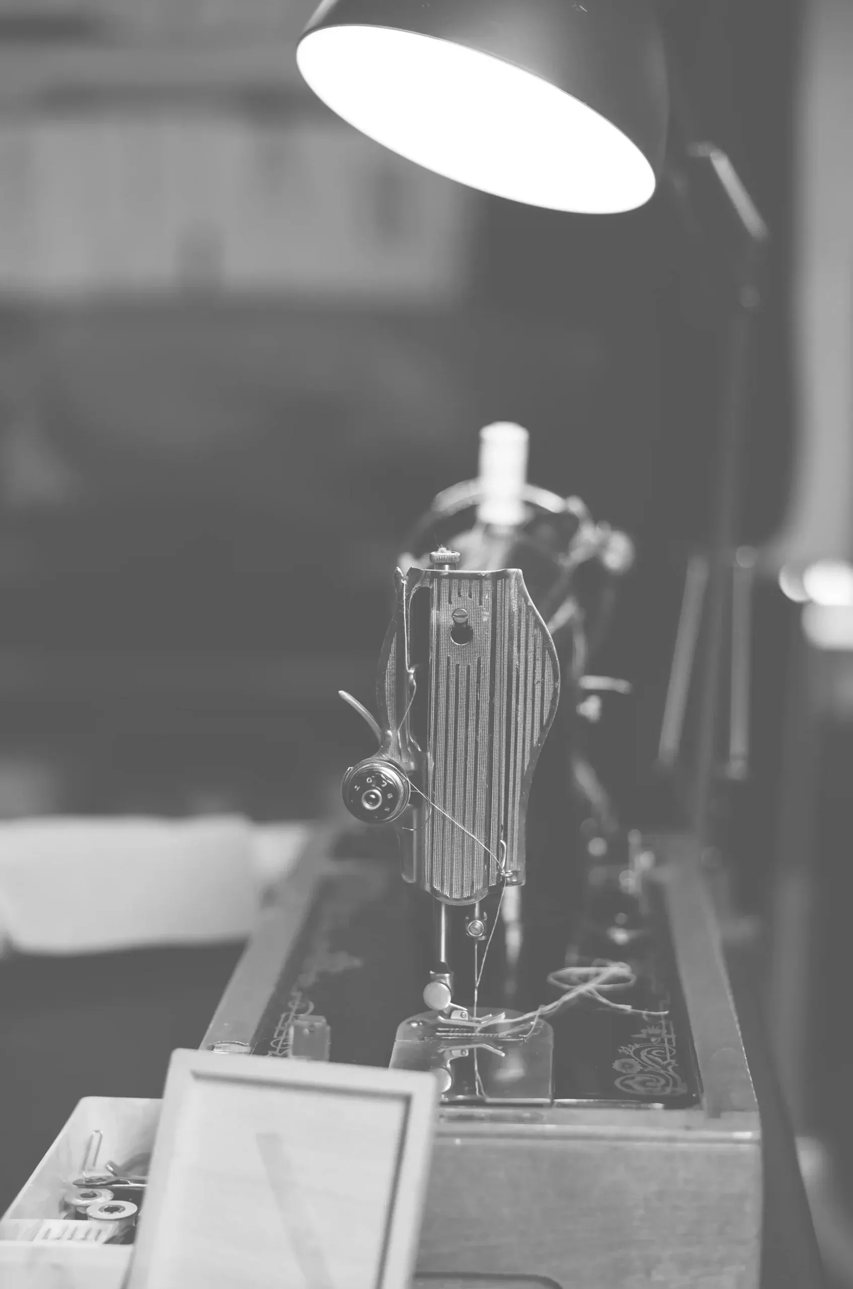 Máquina de coser antigua en el taller
